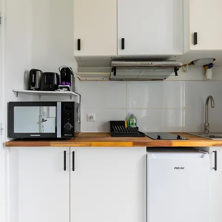 Light-filled Retreat In Historical Apartamento