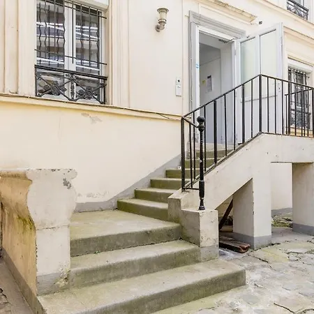 Light-filled Retreat In Historical Apartamento *