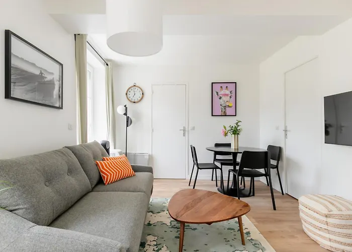 Light-filled Retreat In Historical Appartement *
